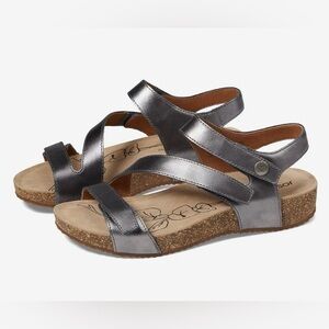Josef Seibel silver (anthrazite) leather Tonga 25 sandal. Size 40 (9-9.5)